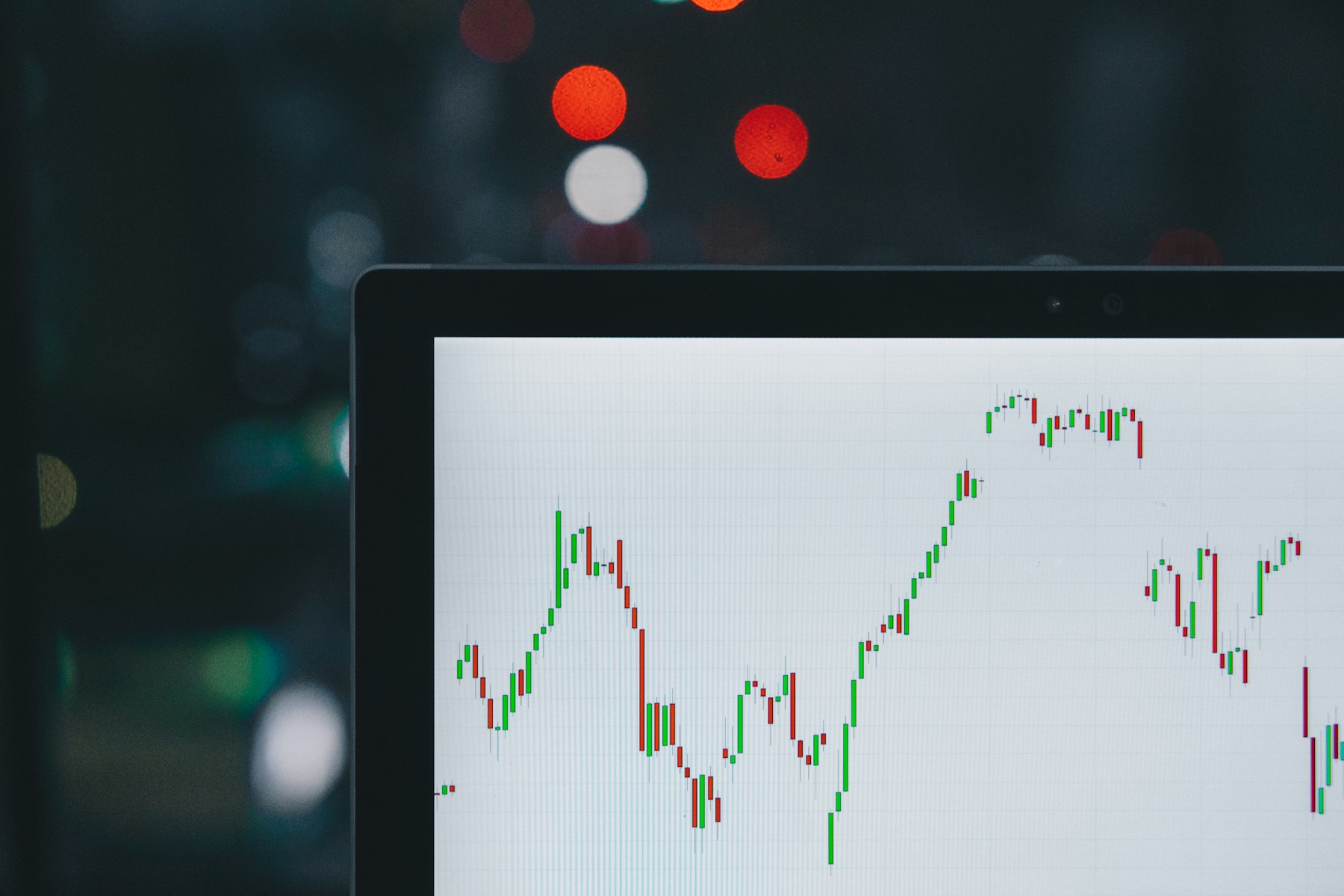 Telas de trading profissional com gráficos financeiros