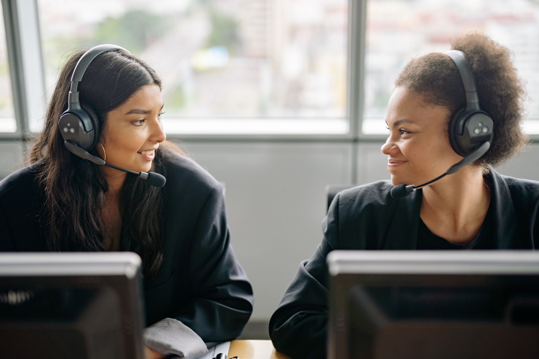 Especialista de suporte ao cliente utilizando headset